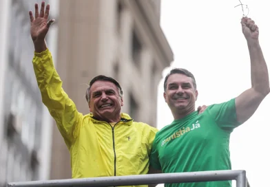 Flávio entrega ao TSE autorizações para abrir sigilos de Bolsonaro e irmãos