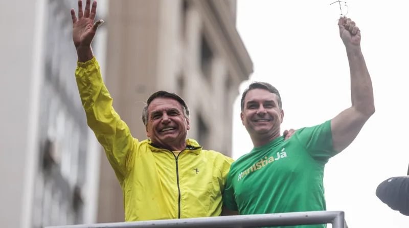 Flávio entrega ao TSE autorizações para abrir sigilos de Bolsonaro e irmãos