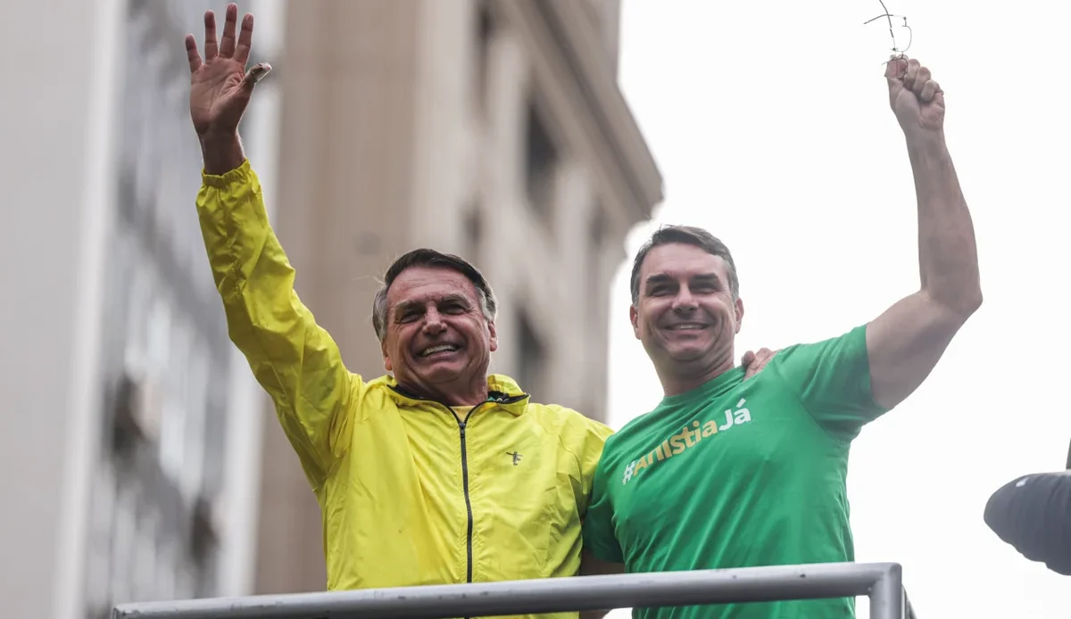 Flávio entrega ao TSE autorizações para abrir sigilos de Bolsonaro e irmãos
